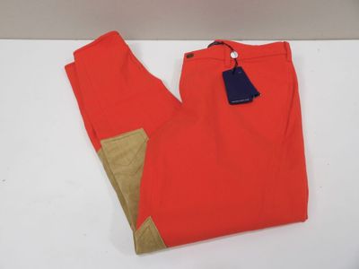 un pantalon rouge posé sur une table blanche