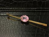 un cristal rose sur une épingle à cheveux plaquée or