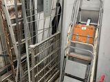 une grande cage métallique avec une échelle à côté