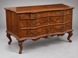 une commode ancienne en noyer
