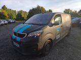 une camionnette noire à rayures bleues garée sur un parking