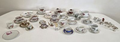 une table blanche sur laquelle sont disposés de nombreux petits plats et tasses
