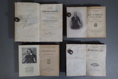 plusieurs vieux livres sont posés sur une table les uns à côté des autres