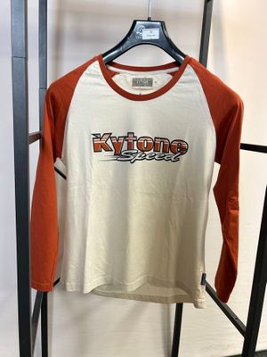 un t-shirt à manches longues orange et blanc, orné d'un logo