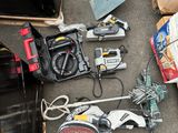 un grand nombre d'outils posés sur le sol
