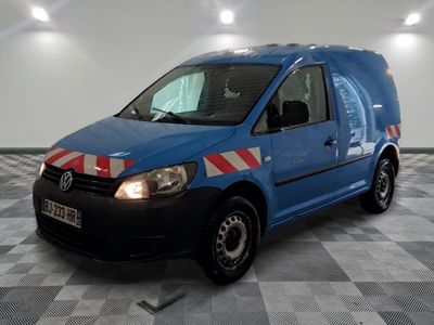 la photo d'une camionnette bleue avec une bande rouge et blanche sur le côté