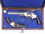 un pistolet dans un étui ouvert, posé sur une surface blanche