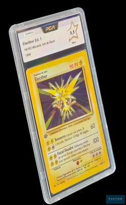 gros plan d'une carte pokemon dans un étui en plastique