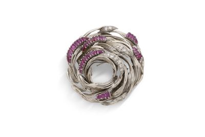 un gros plan sur une bague en argent sertie de pierres roses