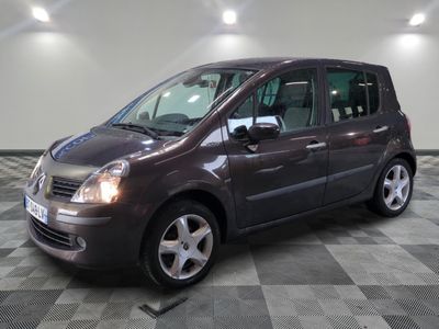 une photo d'une petite voiture marron garée dans un garage