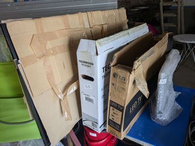 une pile de cartons posée sur une table bleue