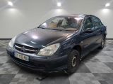 la photo d'une voiture bleue garée dans un garage