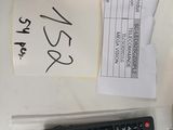 une télécommande et un bout de papier posé sur une table