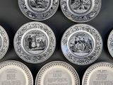 six assiettes noires et blanches aux motifs variés posées sur une table