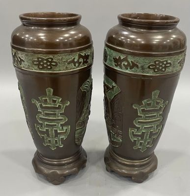 Vietnam Paire de vases en bronze à décor en reliefs de scène…