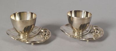 paire de tasses et soucoupes en métal argenté, posées sur une soucoupe
