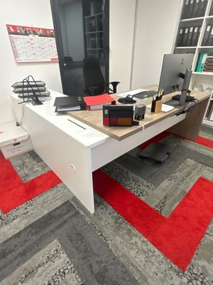 un bureau équipé d'un ordinateur et d'un moniteur