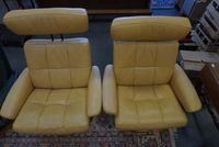 2 Fauteuils relax rotatif et un repose pied, en cuir beige d… (photo 2)