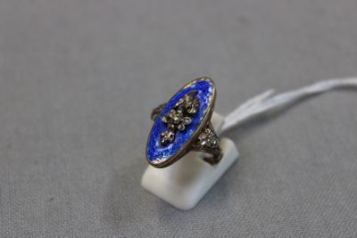 l'image d'une bague contenant une pierre bleue