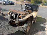 une photo d'un quad garé sur le bord de la route