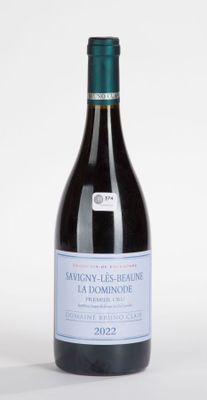 une bouteille de vin posée sur une table