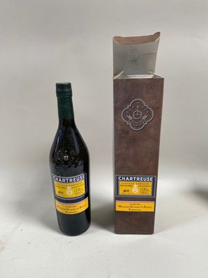 une bouteille de vin à côté d'un carton de vin