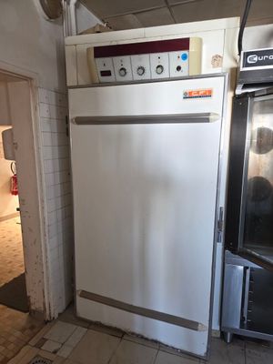une photo d'une cuisine avec un réfrigérateur et une cuisinière