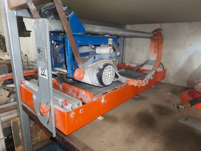 une machine qui se trouve sur une étagère dans une pièce