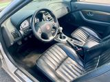 une photo de l'intérieur d'une voiture avec des sièges en cuir