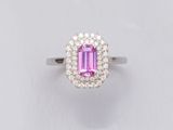 une bague en tourmaline rose et diamant
