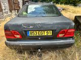 une voiture garée dans l'herbe près d'un immeuble