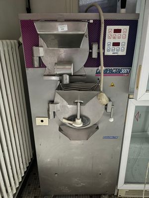 une machine qui se trouve à l'intérieur d'un bâtiment