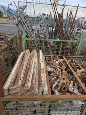de nombreux morceaux de bois dans une cage posée au sol