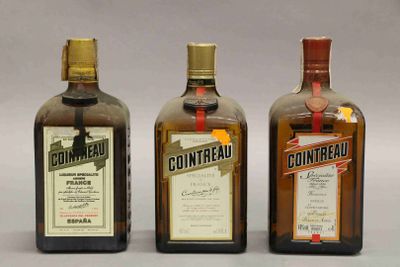 trois bouteilles de Contrecau sont alignées les unes à côté des autres
