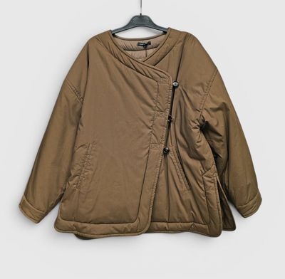 l'image d'une veste suspendue à un cintre sur un mur
