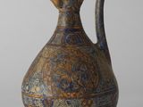 un vieux vase bleu et marron posé sur une table