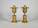 paire de vases anciens en laiton sur des socles en marbre