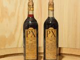 deux bouteilles de vin posées sur un tonneau