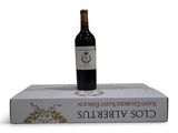une bouteille de vin posée sur une boîte