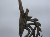 gros plan d'une sculpture d'oiseau sur un socle