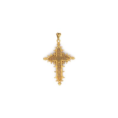 pendentif en forme de croix en or sur fond blanc