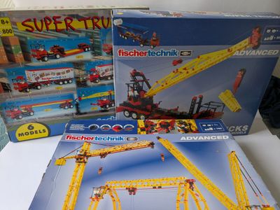 deux boîtes de legos posées sur une table