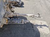 une photo d'un camion à plateau abandonné sur la route