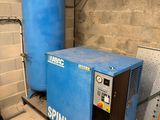 une machine bleue posée à côté d'un réservoir bleu dans une pièce