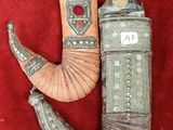 deux pièces d'argent et d'or posées sur un tissu rouge