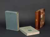 deux livres sont posés l'un à côté de l'autre sur une table