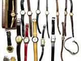 un grand nombre de montres posées sur une table