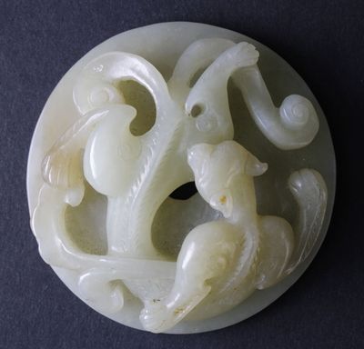 CHINE: Disque Bi en jade à motif de dragon en relief.