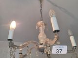 un lustre sur lequel est apposée une étiquette de prix