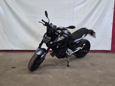 une photo d'une moto garée dans un garage